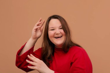 Neşeli şişman bir kız gülümser ve güler..