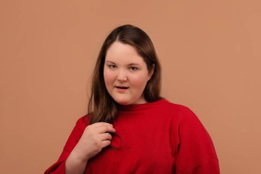 Güzel bir genç kız tam çerçevenin içine bakar..