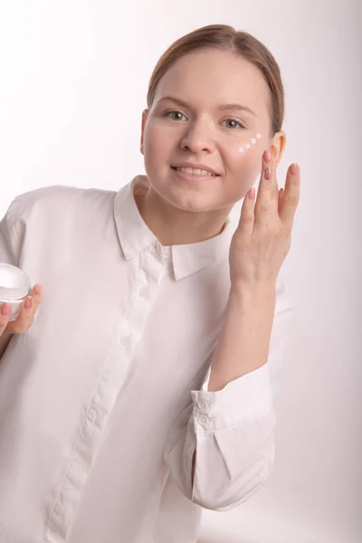 Foto vertical de uma menina com a aplicação do creme . — Fotografia de Stock