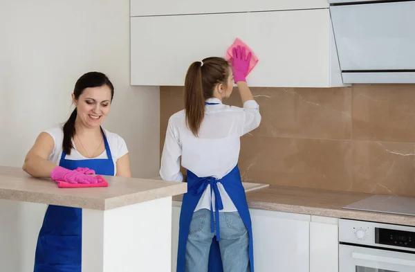 A lányok takarítanak. Professzionális takarítás. — Stock Fotó