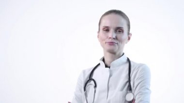 Kendine güvenen güzel kadın doktor kameraya bakar ve gülümser..