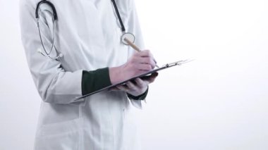 Dosyalara bilgi kaydeden genç bir el doktoru. Yüzü yok.
