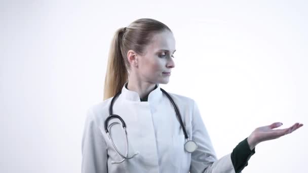 Dívka doktor porovnává v dlani ruky dvě možnosti. Dívčí váhy. — Stock video