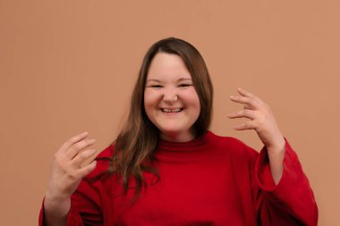 Büyük yüzlü gülen kız. Şişman bir kız..