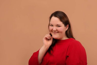 Saçları dökülmüş güzel bir kız. Tam bir kız..