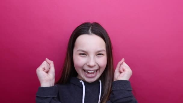 행복 한 소녀가 웃으며 손을 들어 주는 모습. — 비디오