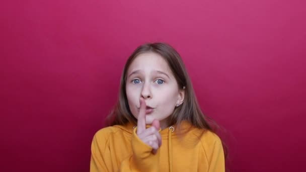 Dívka ukazuje gesto ticha. Ticho. Buď zticha.. — Stock video