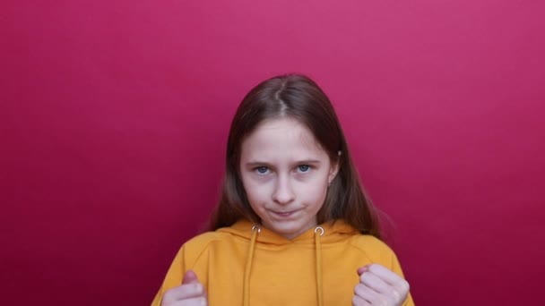 A young girl gets angry at the camera and clenches his fists. — Stock Video