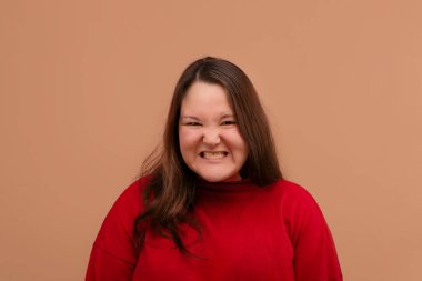 Kötü kız kameraya bakıyor. Şişman bir kız..