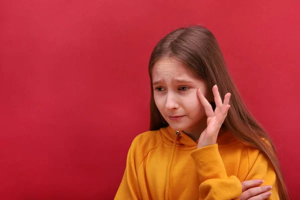 La faccia di una ragazza che piange è coperta da un piano rosso. Bellezza naturale . — Foto Stock