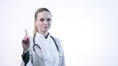 Kız genç bir doktor parmağını 