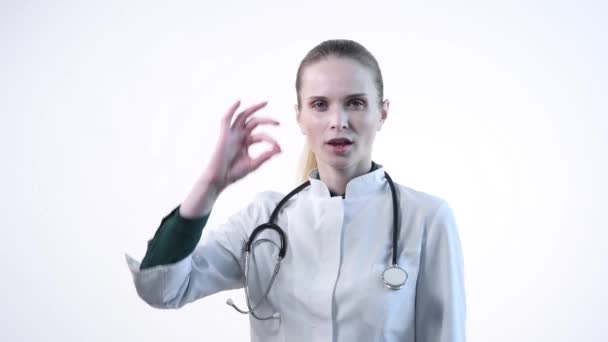 Indossa uno stetoscopio. La donna mostra il gesto perfettamente, fresco, buono . — Video Stock