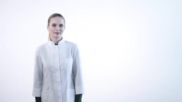 Doktor v bílém plášti mu dá na krk fanendoskop.. — Stock video