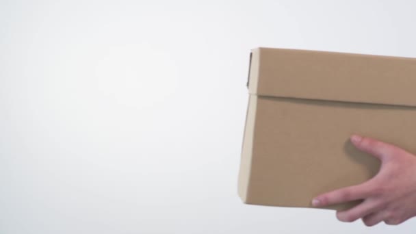 Ein Paket ökologischer Materialien. Karton mit Recyclingmaterialien. — Stockvideo