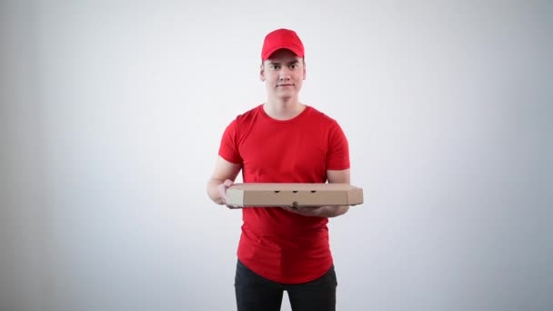 Dostawa pizzy do klienta. Przystojniak w czerwonej czapce i koszulce.. — Wideo stockowe