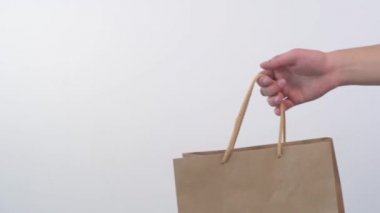 Sağ tarafta malları getiren bir kurye var. Satın alımı kuryeden alıcıya bir eko pakette aktar.