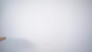 Elinde karton bir kutu olan pizzacı soldan sağa gidiyor..