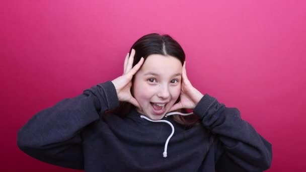 Joyful girl's face closeup. Surprised girl. — Stock Video