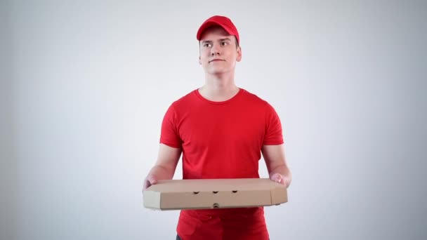 一个年轻的家伙，一个白色背景的披萨交付. — 图库视频影像