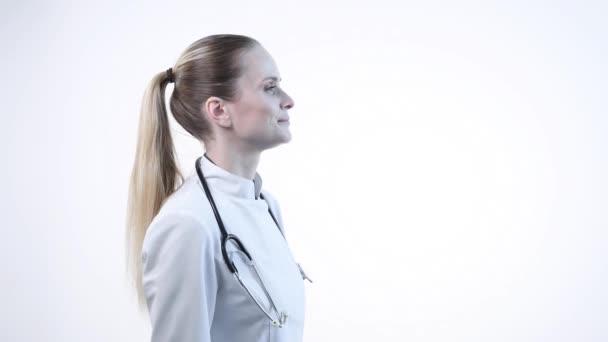 Bär ett stetoskop. Kvinnan visar gesten perfekt, cool, bra. — Stockvideo