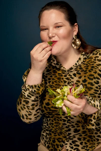 胖女孩吃沙拉，蔬菜。豹纹左复制空间。照片在演播室. — 图库照片