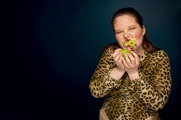 胖女孩热切地吃沙拉、蔬菜.不好吃的饭。超重。豹纹适当的营养. — 图库照片