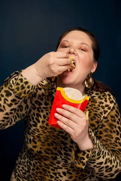 Tlustá holka není chutná, nechutné hranolky ze sklenice. Koncept nenasytnosti. — Stock fotografie