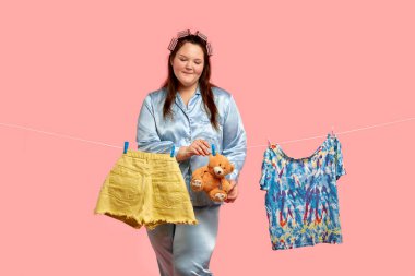 İyi bir eş ve ev hanımı çamaşırları ipe asar..