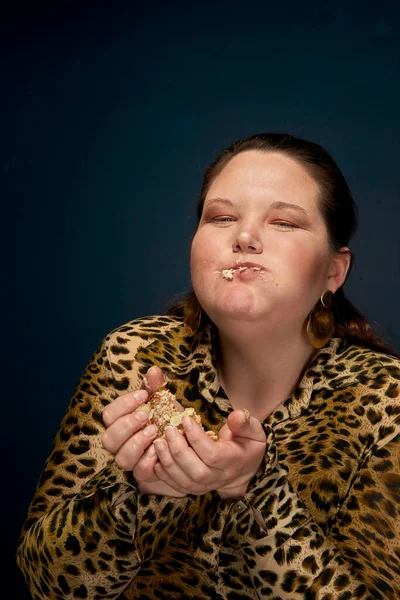Tlustá žena nejí rychlé občerstvení chutně. Koncept nenasytnosti. Nadváha. — Stock fotografie