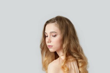 Güzel sarışın kız aşağı bakıyor. Doğası gereği güzel..