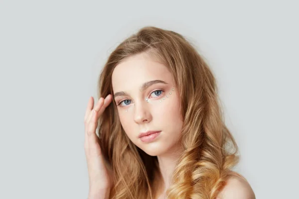 Vacker kvinna med magnifika blont hår. Glänsande lång hälsa frisyr. — Stockfoto