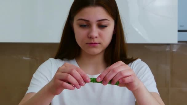 年轻女子在家用芦荟提取物做健康的面膜 — 图库视频影像