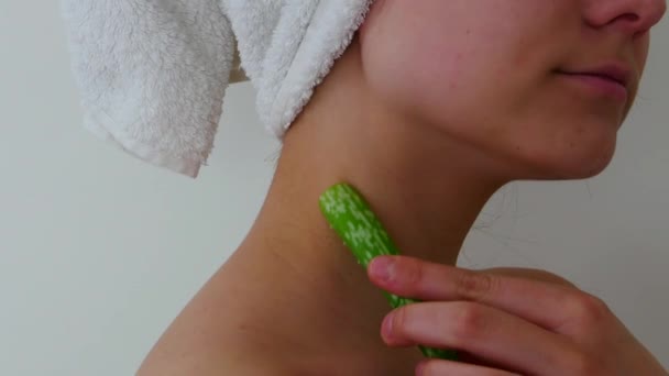 Genç bir kadın boynunda ve omzunda aloe vera kullanıyor. — Stok video