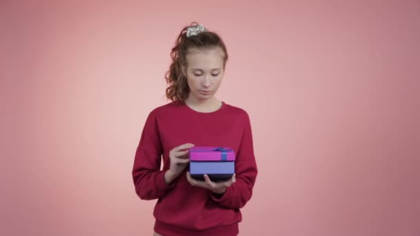 Opening gifts for the new year. Happy girl revolves around herself. — Stock Video