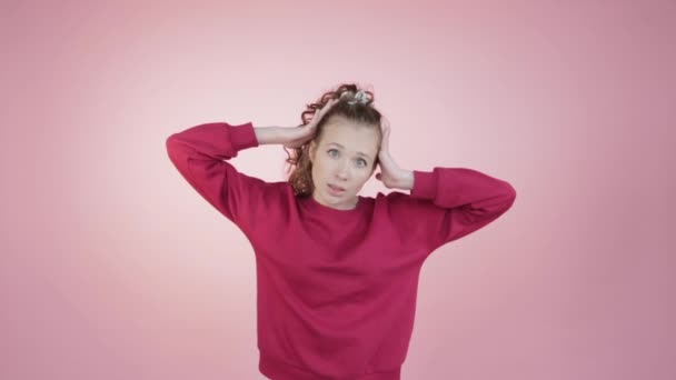 A bright young teenage girl denies and shakes her head to the side. — Stock Video