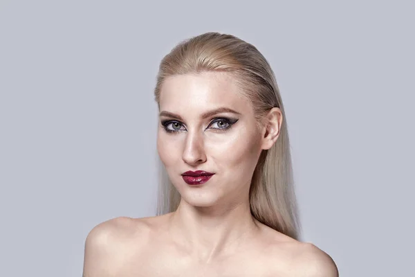 Mode foto-sessia, modell blond med ljus makeup och glänsande axlar. — Stockfoto