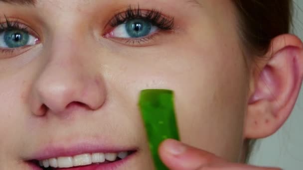 Genç kadın evde aloe vera kullanıyor. — Stok video