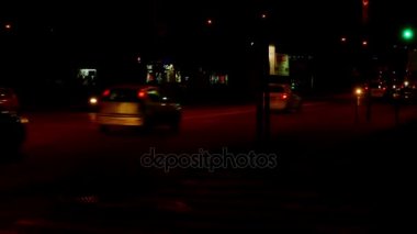 Zrenjanin, Sırbistan, 23 Ocak 2018: arabalar gece koşullarında; Gece koşullarında, 4 k şehrin sokaklarında arabalar Video klip