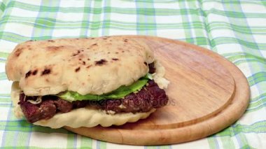 Sulu hamburger domuz ve sığır eti mayonez ve marul, 4k Video klip