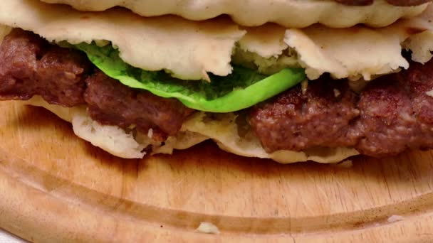 Saftiga Hamburgare Gris Och Nöt Kött Med Majonnäs Och Sallad — Stockvideo