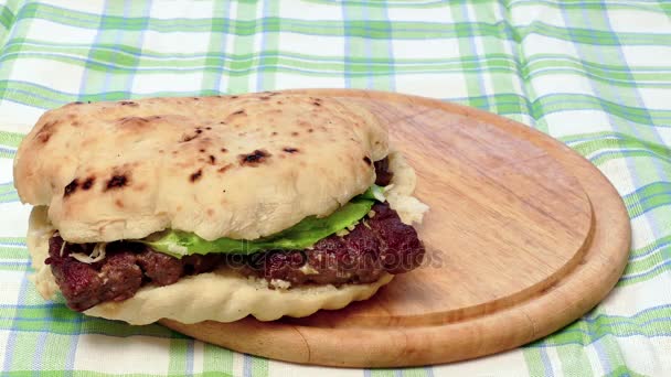 Sappige Hamburger Vlees Van Varkens Rundvlees Met Mayonaise Sla Video — Stockvideo