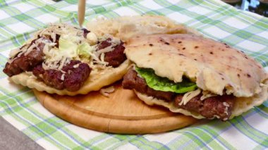 Sulu hamburger domuz ve sığır eti mayonez ve marul, 4k Video klip