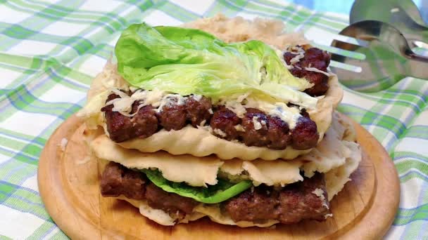 猪肉和牛肉肉的多汁汉堡包与蛋黄酱和绿色沙拉 慢动作视频剪辑 — 图库视频影像