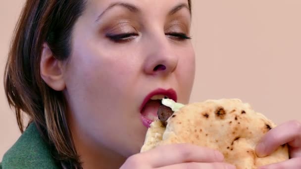 Jonge Vrouw Het Eten Van Een Sappige Hamburger Met Varkensvlees — Stockvideo