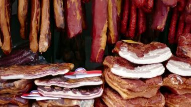 Zrenjanin, Sırbistan 16 Şubat 2018: yağ ve kalori gıda - pastırma, et ve domuz sosisi, taze depolanan salam ve sosis Satılık, 4k Video klip