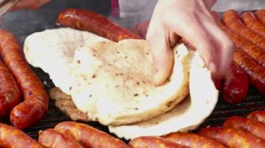 Yağ ve kalori gıda - ızgara et, domuz sosisi ve et ızgara, 4k Video klip