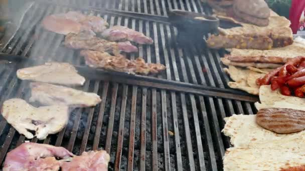Λίπους Και Θερμίδων Τρόφιμα Κρέας Ψημένο Στα Κάρβουνα Χοιρινά Λουκάνικα — Αρχείο Βίντεο