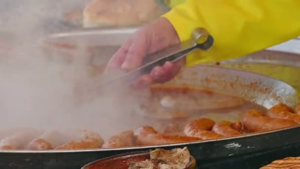 Жирная Калорийная Пища Мясо Гриле Свиные Колбаски Мясо Видео Клип — стоковое видео