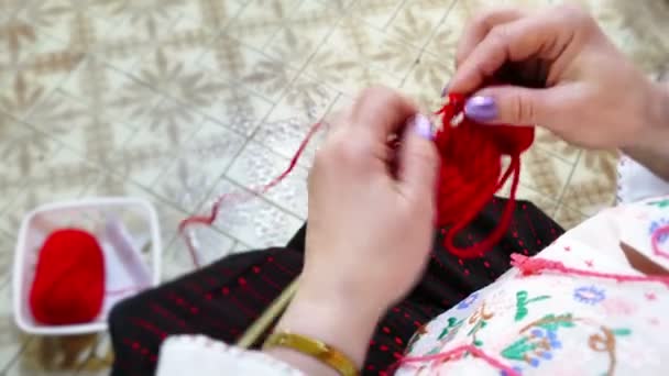 兹雷尼亚宁 塞尔维亚 2018年3月12日 妇女是针织冬季衣服在特写 视频剪辑 — 图库视频影像