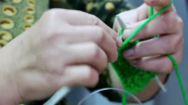 Mulher Está Tricotando Roupas Inverno Close Video Clip — Vídeo de Stock